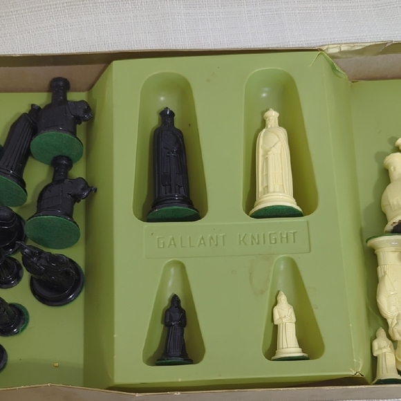 Gallant Knight Chess Set - Picture 8 of 11